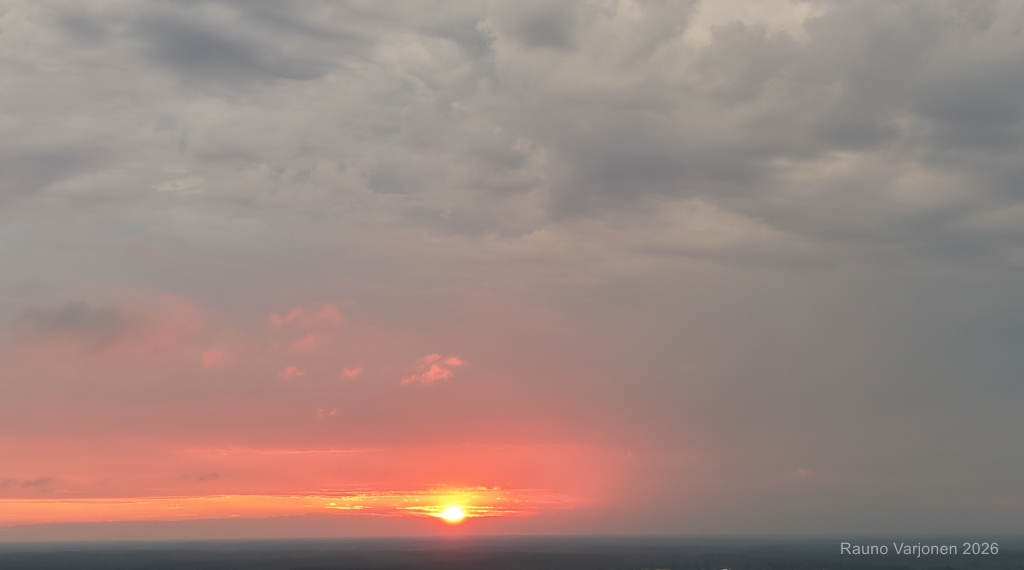 rvarjonen's tweet photo. Juhannuspäivän auringonlasku. https://t.co/MIuI9lJrlC