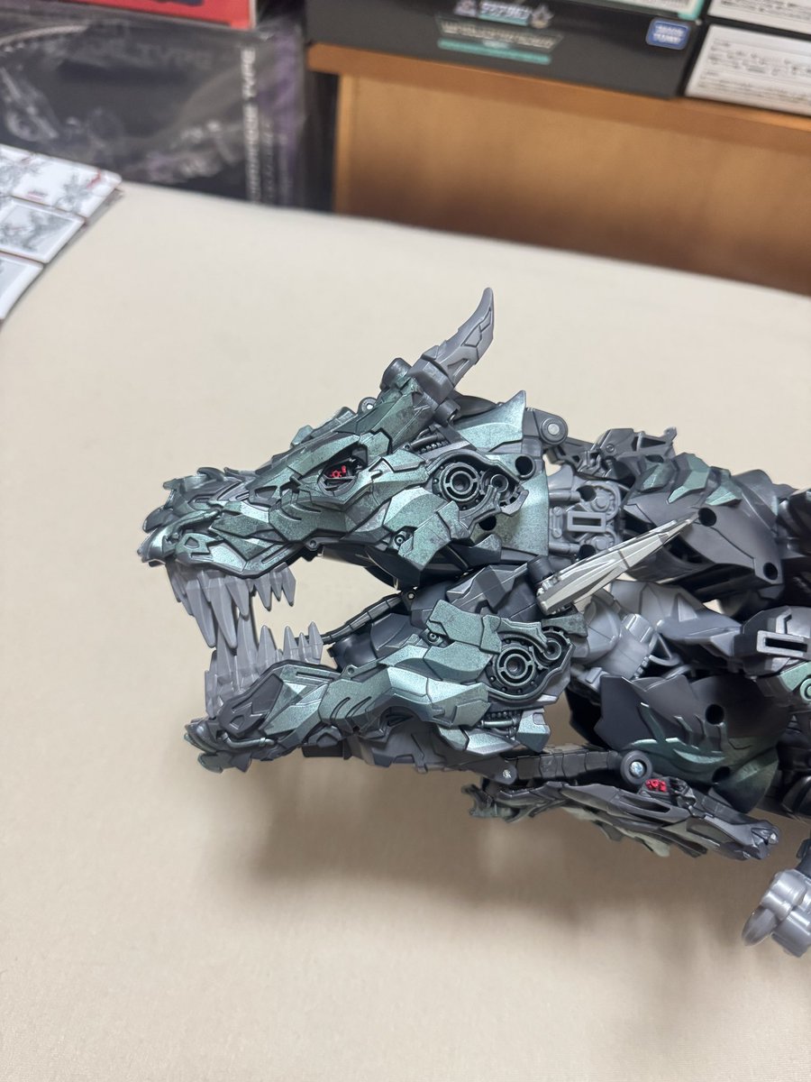 ShihShihMing1's tweet photo. I found a way. As long as the part circled in red isn’t locked in place, the chin articulation is freed up.
#transformers https://t.co/Z76Ae9mcL6