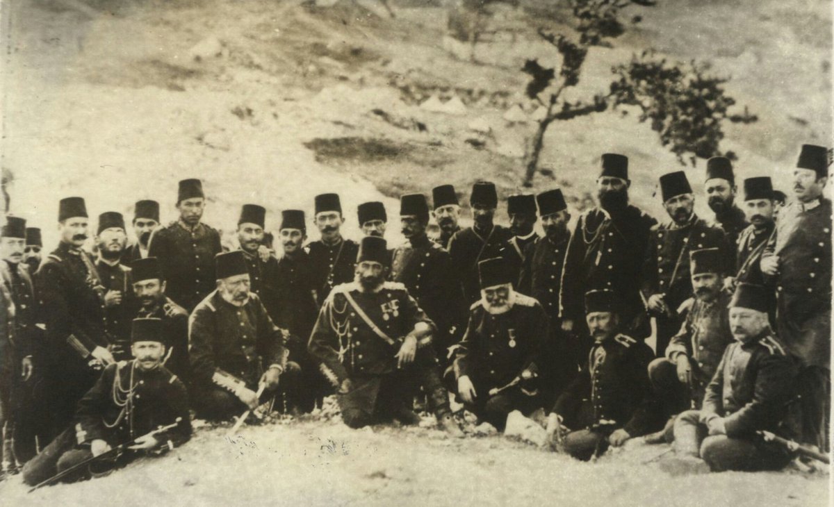 dunyasavaslarii's tweet photo. 1897 Türk-Yunan Harbi'nde Avrupalı askerî ataşelerin "Altı ayda aşılamaz" dedikleri Termofil Geçidi'ni 24 saatte aşarak Atina yolunu açan Gazi Müşir Edhem Paşa ve kurmayları. https://t.co/rNH06HmEfn