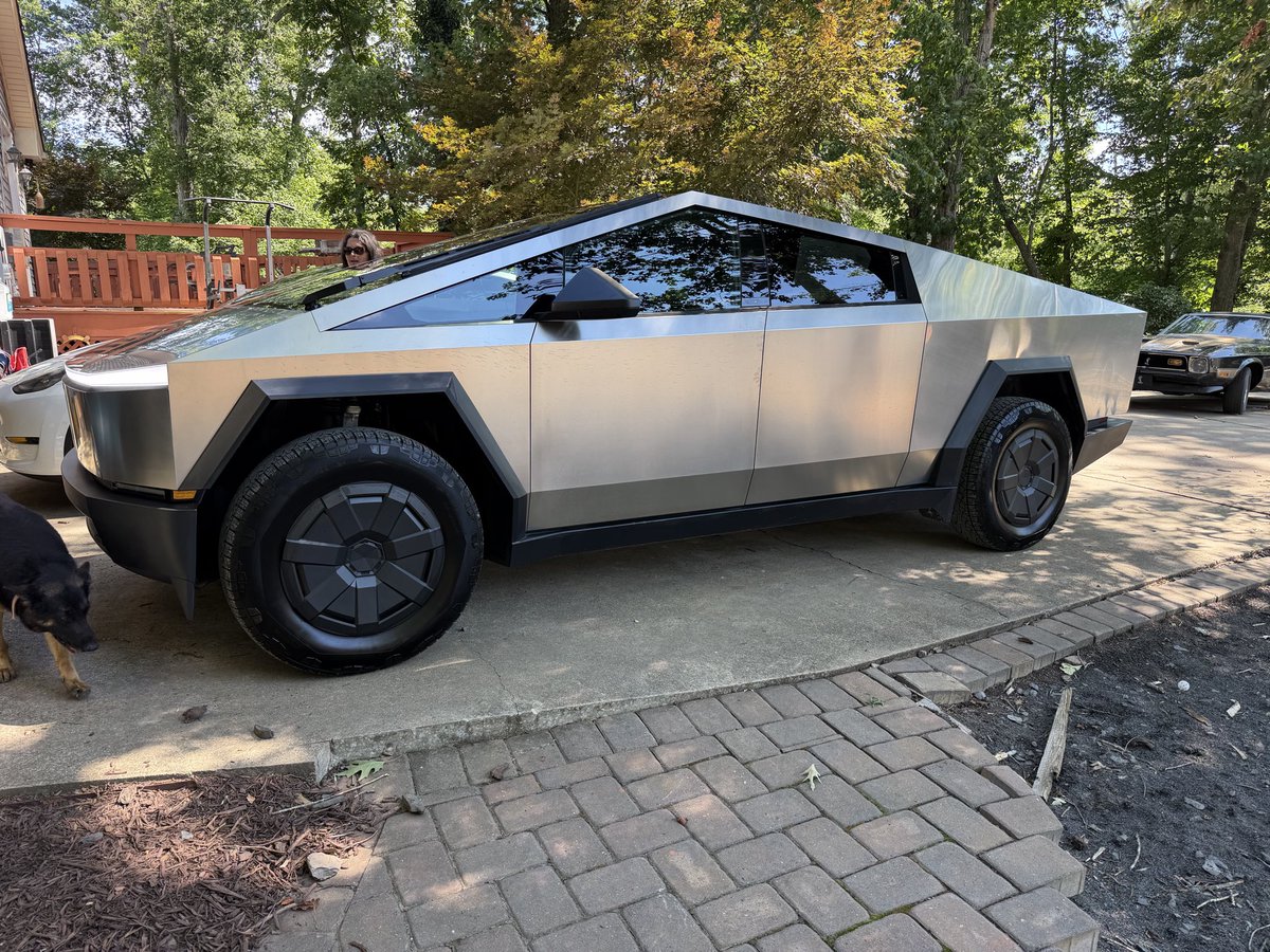 Peacemaker7824's tweet photo. I finally picked her up! #Tesla https://t.co/qwTj4O5IJY