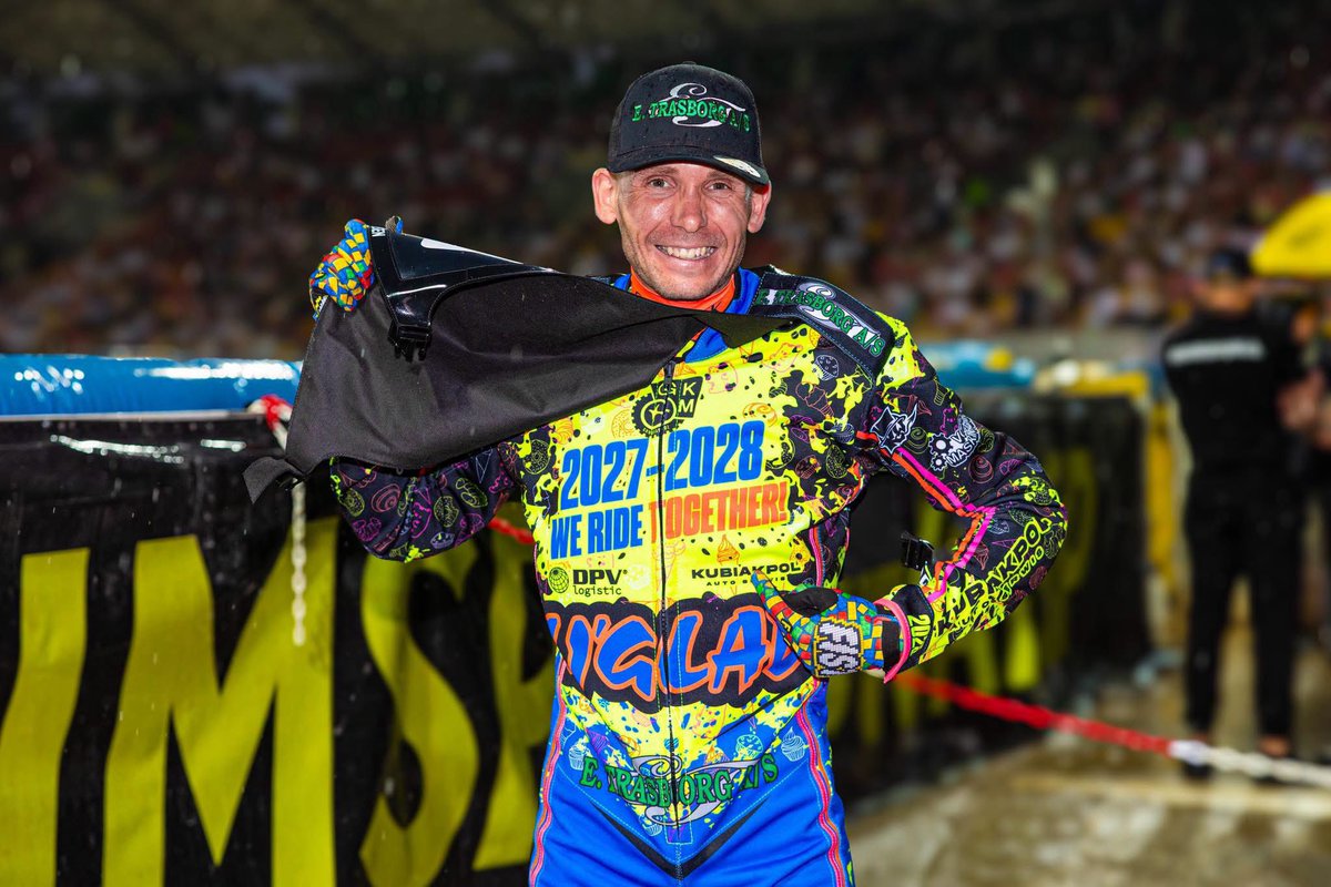 GKMGrudziadzSA's tweet photo. 🚨 Jak Wam się podoba SPECJALNY kevlar na dzisiejszą rundę FIM Speedway Grand Prix we Wrocławiu? Nam bardzo 💛💙! #MJJ2028 https://t.co/lwpbHb5R0R