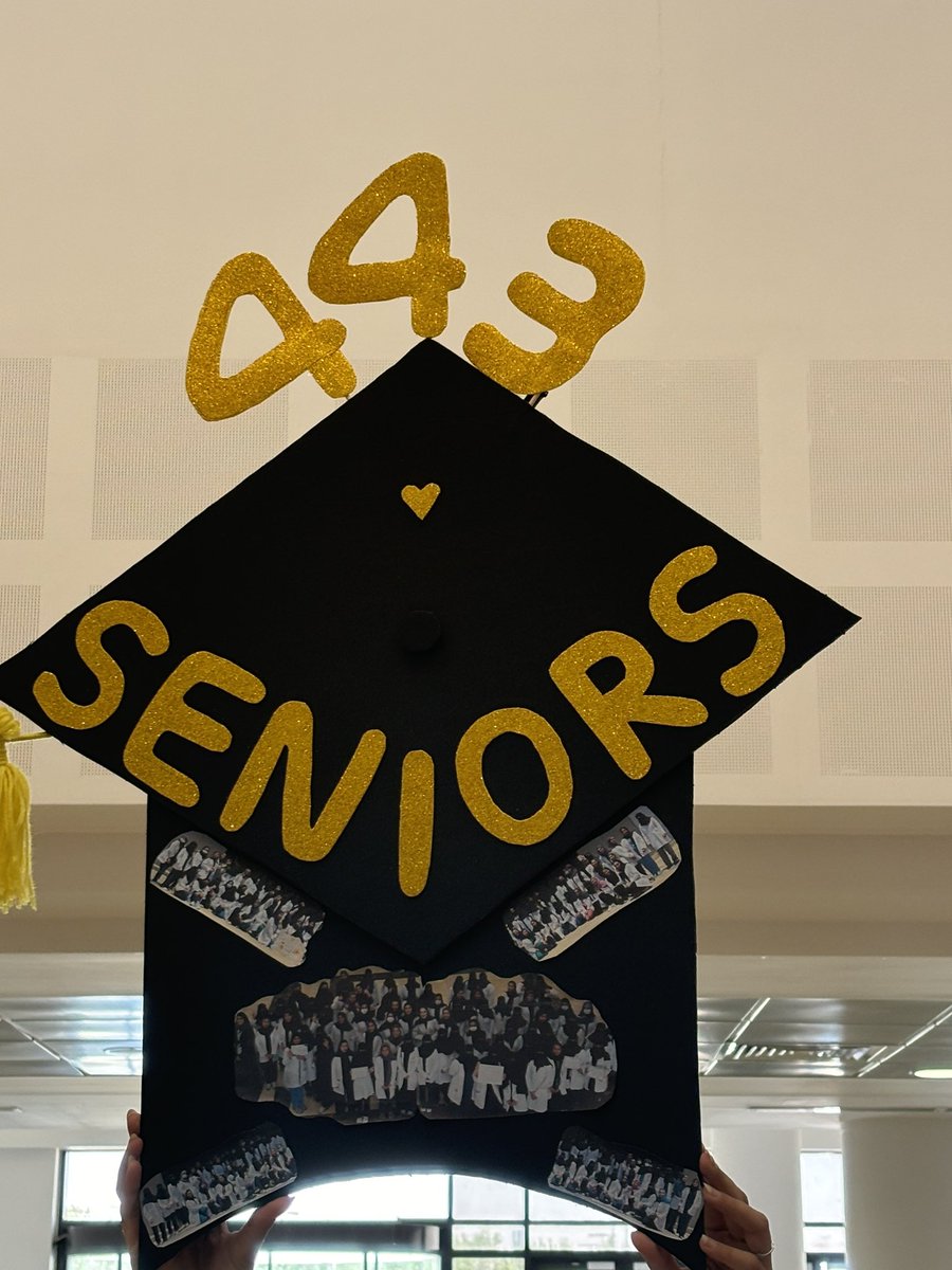 F_Ak20's tweet photo. At last, Seniors ! 🎓 https://t.co/48BU8LfVJQ