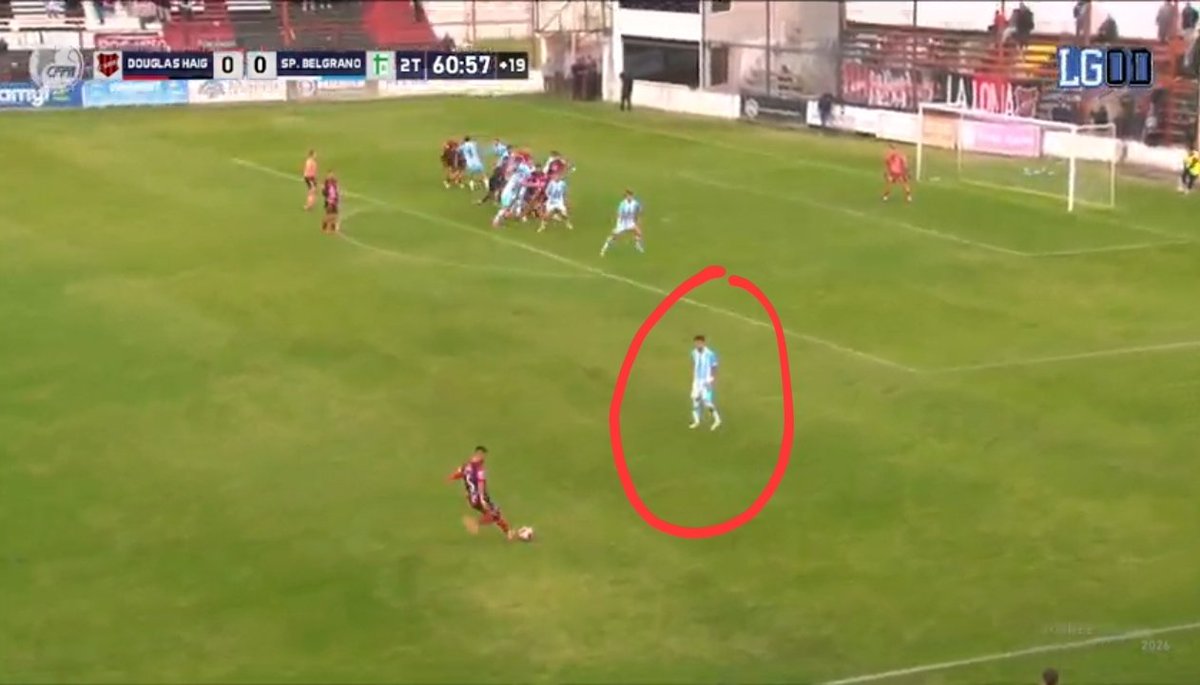 TomySb1914's tweet photo. Hasta cuándo vamos a tener que aguantar la falta de empata de este tipo con el club? Una de las últimas pelotas de un partido en el que no se podía sufrir más, y él de brazos cruzados, tirando intentos de bicicletas todo el partido, resolviendo todas las jugadas mal. Hasta cuándo https://t.co/FNBPrnaB4g
