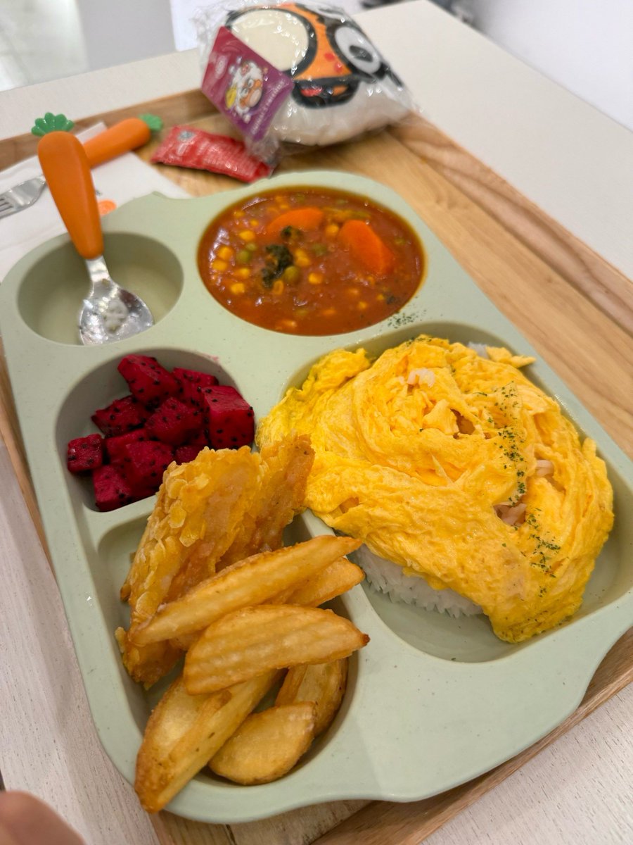 KMagkova's tweet photo. Just whipped up fluffy Japanese-style omelet rice for dinner  Soft egg wrapped around tangy tomato rice – comfort food at its finest!， https://t.co/YaAgSpjjR8