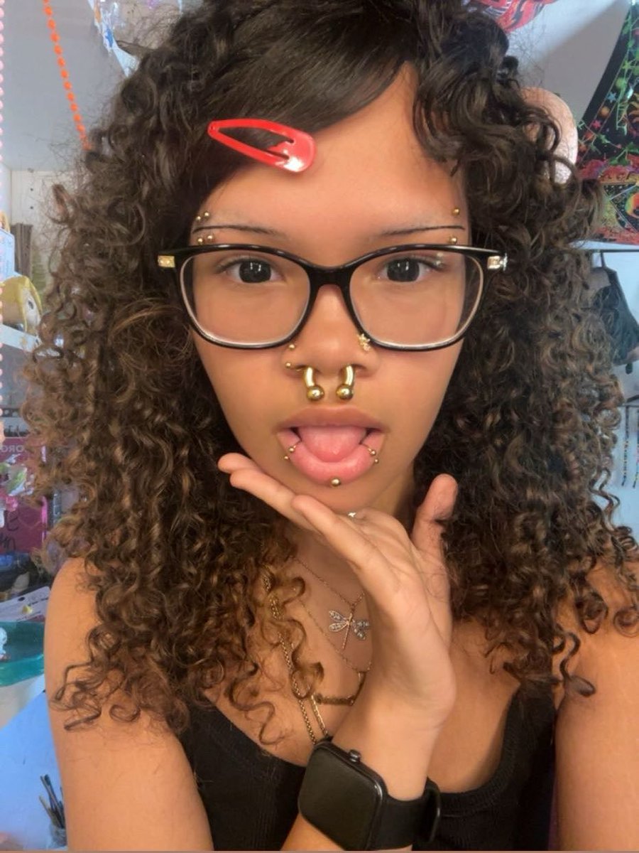 lynmaxxing's tweet photo. when u got free colored contacts and now u look like all the other twitter #egirls https://t.co/J4a8QAjRWU