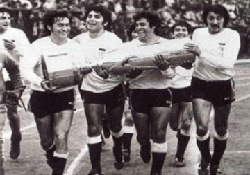 histocolocolo's tweet photo. Copa Chile, querida.

Hoy, Colo-Colo comienza la ruta por su título número 15 y 18 si se consideran los viejos campeonatos de apertura.

Nadie ganó más.

⭐1933
⭐1938
⭐1940

⭐1958
⭐1974
⭐1981
⭐1982
⭐1985
⭐1988
⭐1989
⭐1990
⭐1994
⭐1996
⭐2016
⭐2019
⭐2021
⭐2023 https://t.co/U3YUAo64Ns