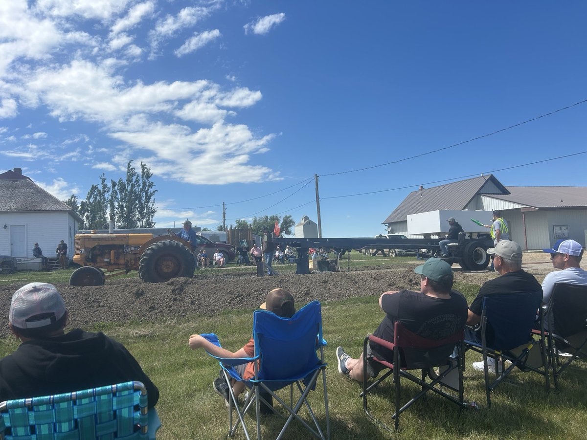 tpotwilson's tweet photo. Took the day off farmin to go watch tractors 👌

Simmie classic tractor pulls 

#regularfarmer https://t.co/r5iyzHPQes
