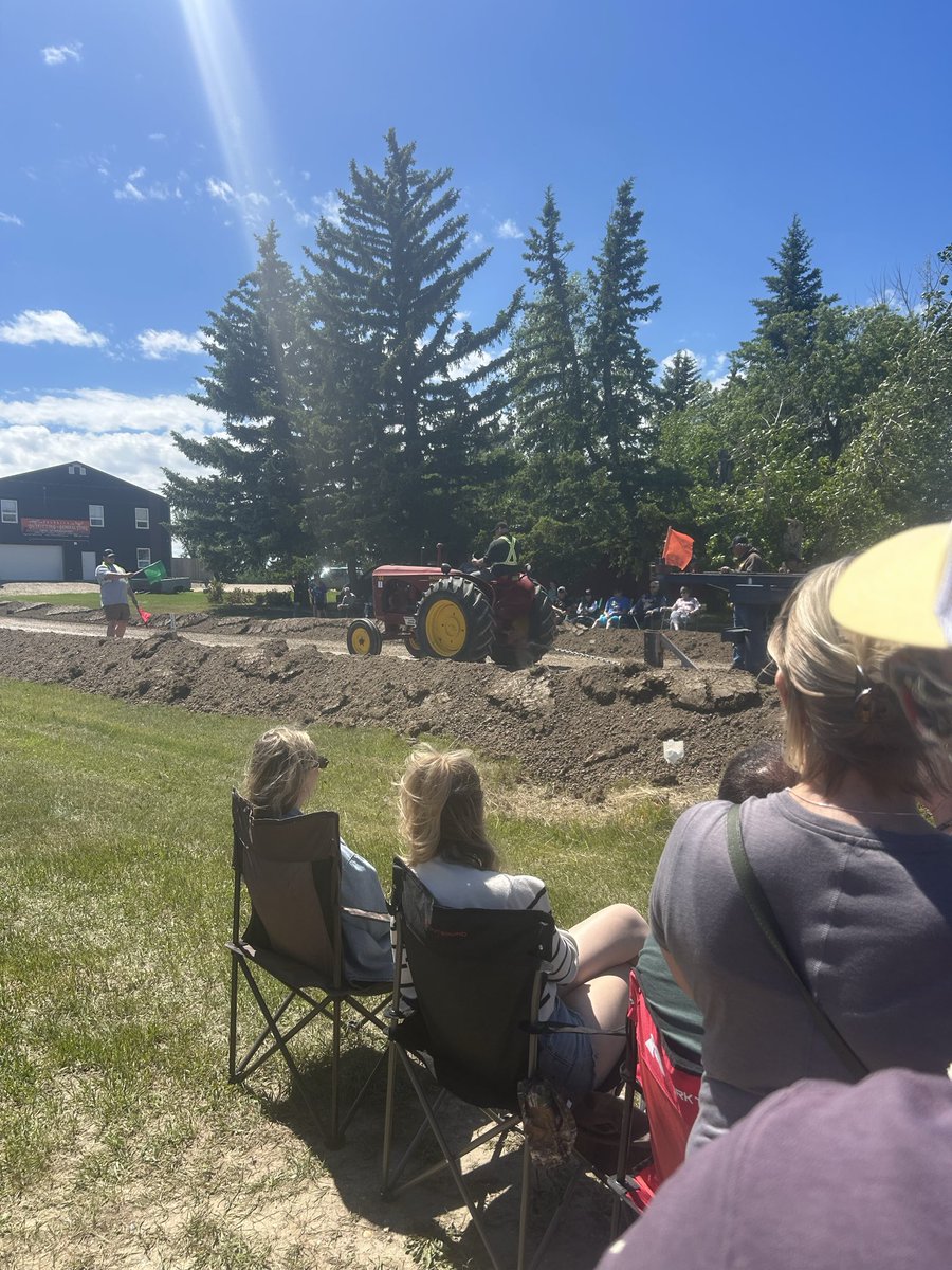 tpotwilson's tweet photo. Took the day off farmin to go watch tractors 👌

Simmie classic tractor pulls 

#regularfarmer https://t.co/r5iyzHPQes