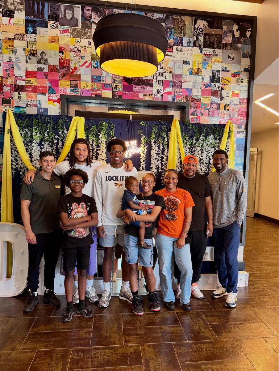 DrexelMBB's tweet photo. Move-in day 🔑📦

Welcome home, Dragons. 🐉 https://t.co/077ywz92RT