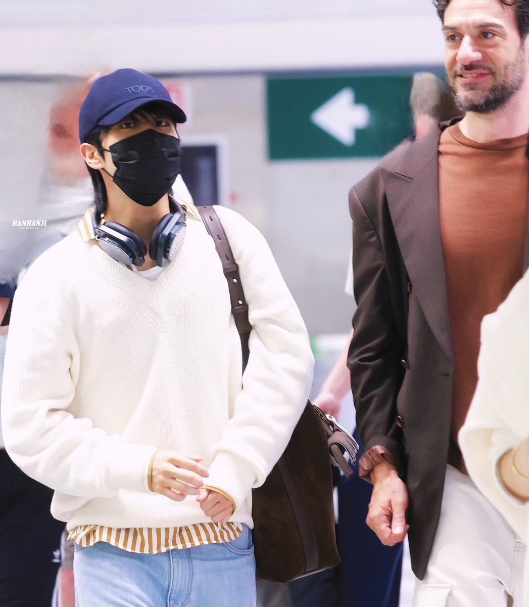 HJSCRAVE's tweet photo. Tod’s Korea Country Manager was at the airport to personally welcome #HAN upon his arrival in Milan https://t.co/lioILPTqeS