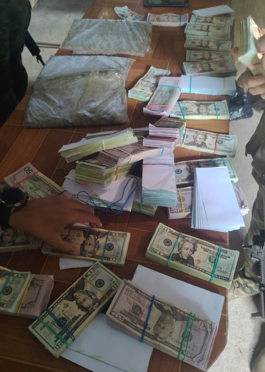 DefensaEc's tweet photo. 🚨 ¡ARMAS, DROGA Y DINERO EN EFECTIVO CAEN EN OPERACIÓN MILITAR! 👊

➡️ En una operación militar se intervino una vivienda abandonada utilizada presuntamente para actividades ilícitas.

📌 Durante la operación se decomisaron 2 pistolas calibre 9 mm, 3 alimentadoras, 6 municiones 9mm, un radio de comunicación, aproximadamente 1 kilogramo de marihuana, 120 gramos de presunto clorhidrato de cocaína, una licuadora con residuos de sustancias sujetas a fiscalización, una gramera, dinero en efectivo 20 fajos de $20, 2 fajos de $100 y 10 fajos de $50.

📍 La operación fue ejecutada por @EjercitoECU en el sector Colinas de Lomas, distrito Nueva Prosperina, en Guayaquil.

Las Fuerzas Armadas continúan desarrollando operaciones para debilitar a las organizaciones criminales y fortalecer la seguridad de los ecuatorianos.🇪🇨