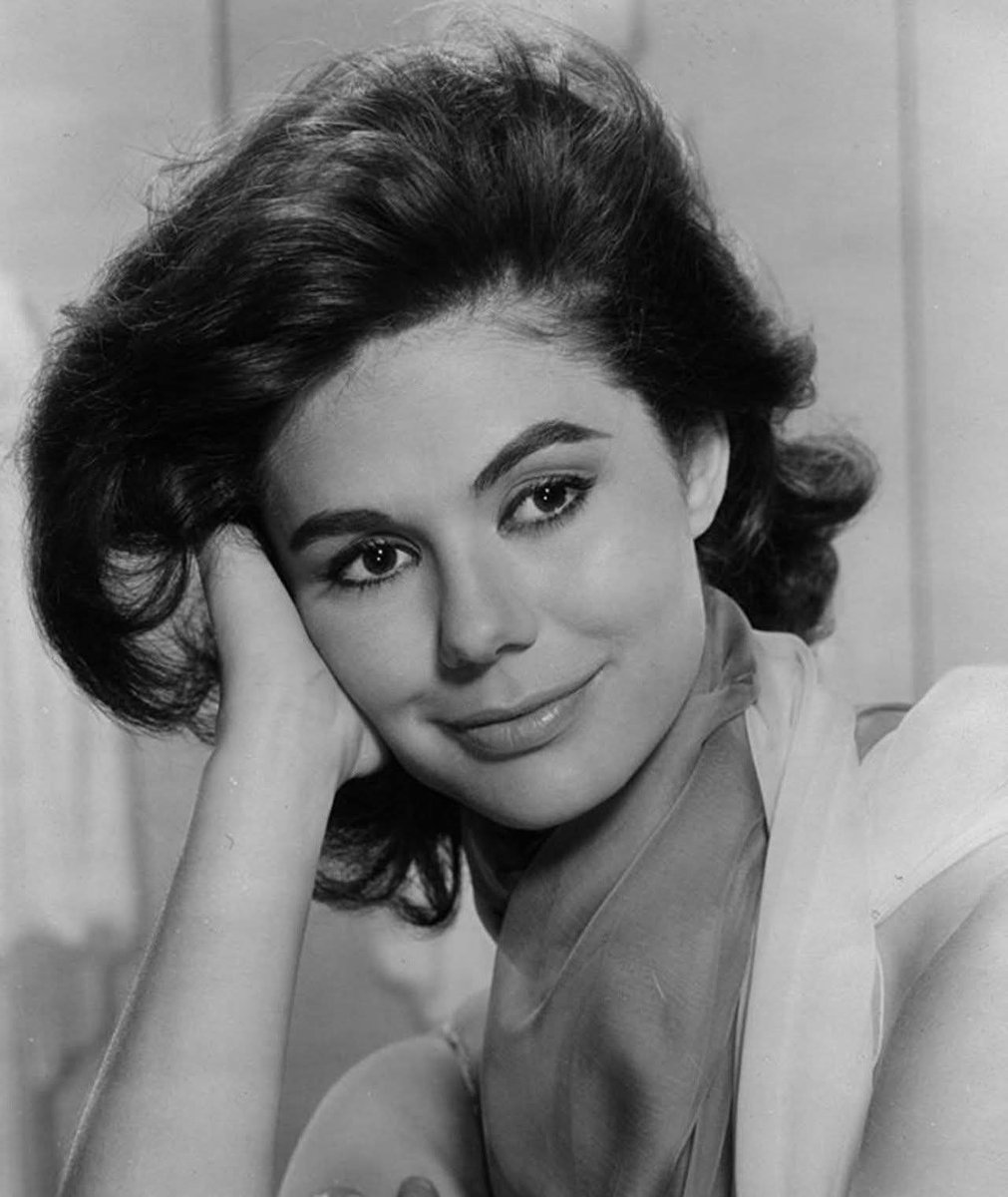 TweetNotizie's tweet photo. attrice, cantante, indossatrice, Giorgia Moll si è spenta a 88 anni

da Miss Cinema ai film di Godard, dal flirt con Gassman al Carosello con Dapporto

l'articolo di Francesco Troncarelli per @TweetNotizie 👇
https://t.co/7ou5Gs5c4z https://t.co/j1VooGUqnn