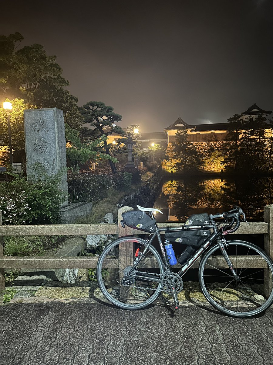 kozmo385's tweet photo. ホテルで1時間寝過ごしたんでゴールが余裕なくなった。ファミマて朝食。 https://t.co/bkM9EFzfbD