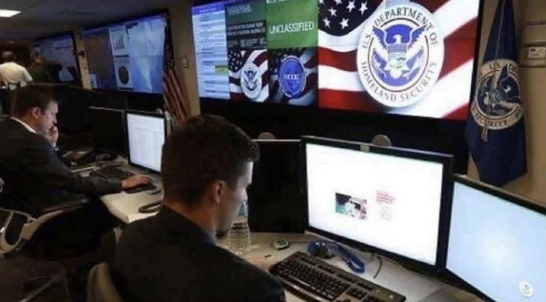 HellRaz0r1776's tweet photo. I'm getting sick of the government reading my posts but not liking or sharing any of them https://t.co/dMxIDpmHPm