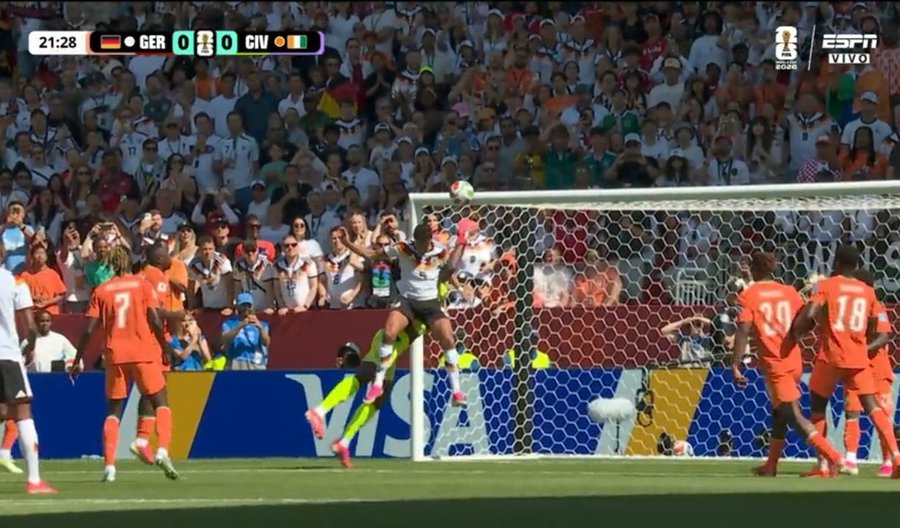 andresweiss_'s tweet photo. Cuantas más veces veo el gol anulado a Alemania, más pienso en que no es falta de Pavlovic.

Va a rematar el balón, que Fofana no tiene controlado, y el choque me parece una respuesta natural al duelo de ambos.

P.D.: A riesgo de gafarlo... me está gustando Alemania. https://t.co/4HquyXrlt5