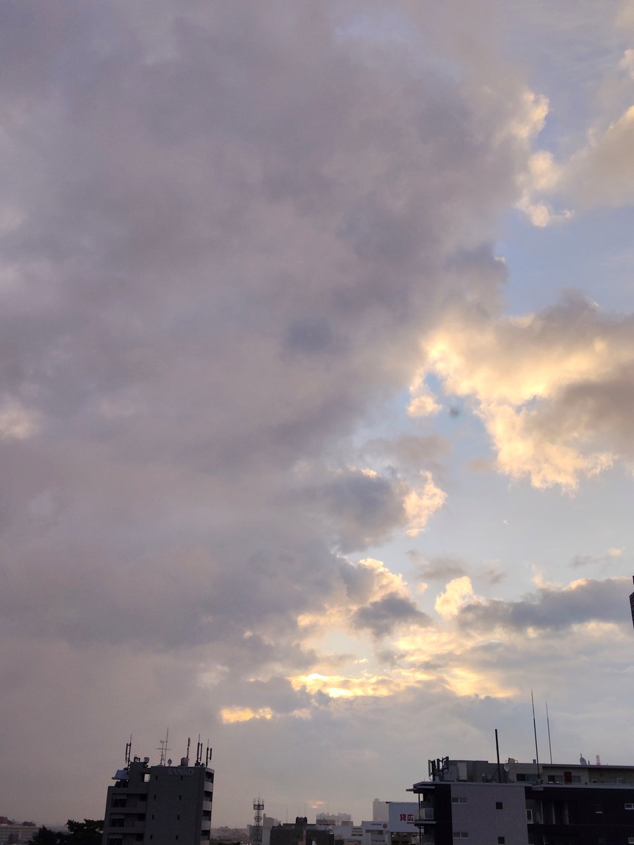 0419_okayan's tweet photo. おはよう
雨上がり、湿度97％ #イマソラ
午前はにわか雨の予報　今日は何を撮ろうか？？ https://t.co/5XeVhDFaZq