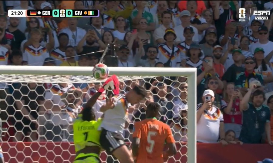 andresweiss_'s tweet photo. Cuantas más veces veo el gol anulado a Alemania, más pienso en que no es falta de Pavlovic.

Va a rematar el balón, que Fofana no tiene controlado, y el choque me parece una respuesta natural al duelo de ambos.

P.D.: A riesgo de gafarlo... me está gustando Alemania. https://t.co/4HquyXrlt5