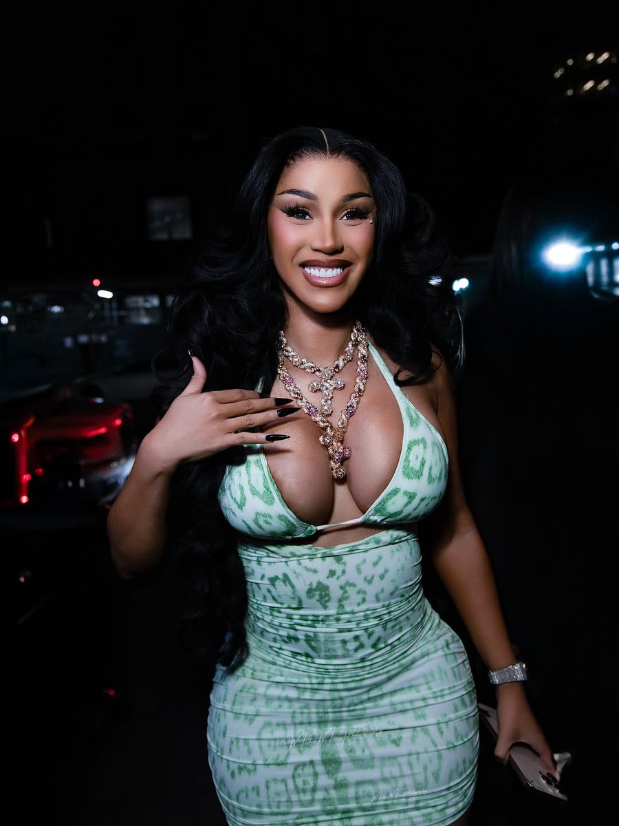 yabaleftonline's tweet photo. Cardi B out in NYC last night. https://t.co/HnO1VgXOoj