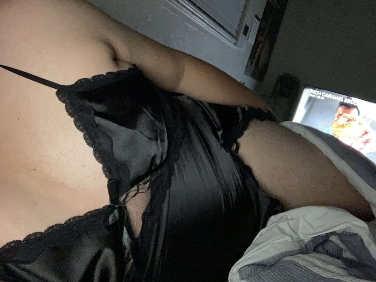 mas6awi's tweet photo. me in bed waiting to be played withhhh https://t.co/IES7rfEw41
