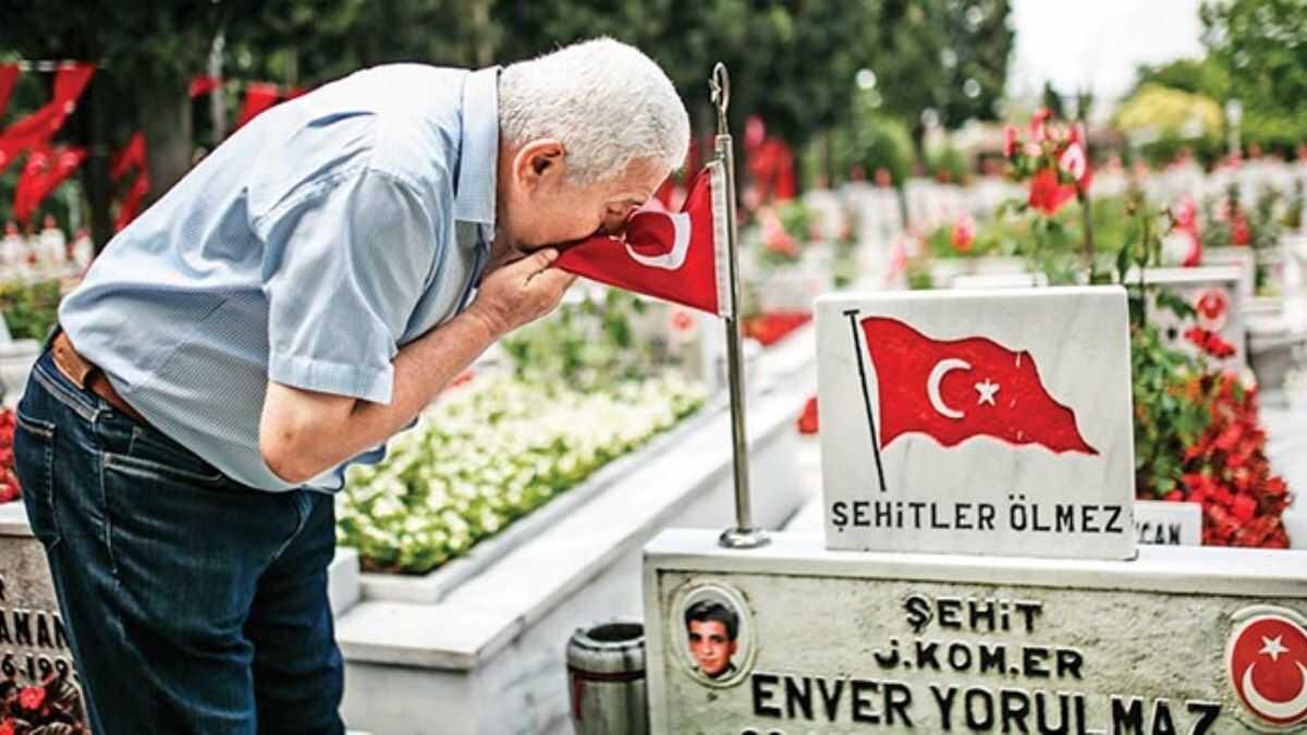 universitia's tweet photo. Başta şehit babaları olmak üzere tüm babalarımıza sevgi, saygı ve minnetle…

 #BabalarGünü https://t.co/Ni80qVDQ25
