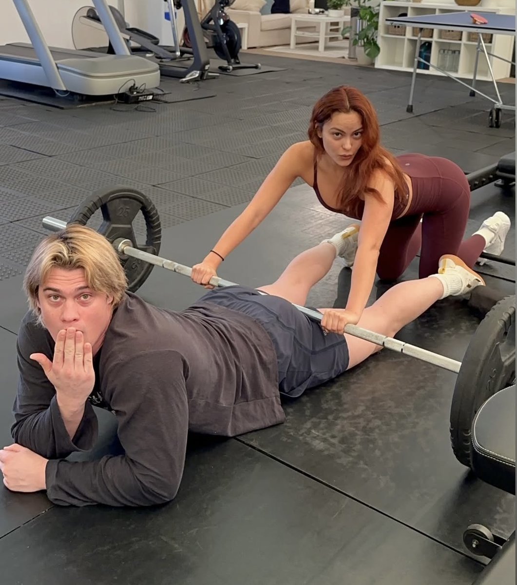 dobv8id's tweet photo. We finally got the picture, I’m sure Nick is very happy it’s online <3 https://t.co/OlVPYt5jU4