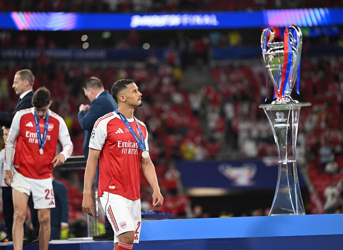 Paristeamfr's tweet photo. 🤣🤣🤣 William Saliba a été chambré par les joueurs du PSG 

"Les 3 ou 4 premiers jours, ce n’était pas facile. Avec les Parisiens, ça se charrie un peu à table. Ce n’est que de la rigolade. J’ai déjà oublié maintenant. On reviendra plus fort l’année prochaine avec Arsenal."

#PSG 

📸 BeIN Sports