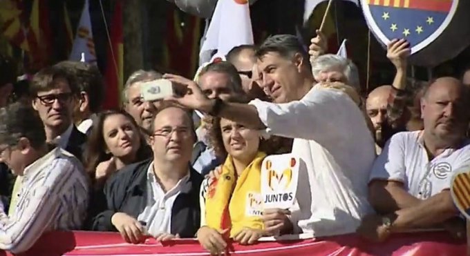 DavidGR1714's tweet photo. Es molt preocupant que un militant de base del partit d' Orriols tingui un passat espanyolista , pero que tingui passat present i futur espanyolista el president investit per ER cap problema https://t.co/FaqarGGw20