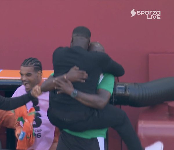 NoodleHairCR7's tweet photo. The Ivory Coast coach jumped on someone 😭 https://t.co/czHg7mYI8N