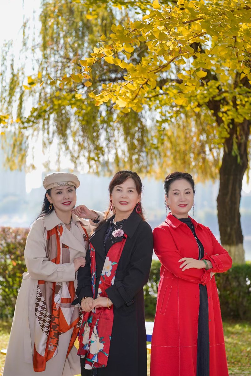 Darkmag9's tweet photo. Our campus photography club's autumn outing is this Sat! Catch golden ginkgo leaves, take cozy portraits u0026 share great shots. Sign up via the club poster—see you! https://t.co/FpI4jfmKjt