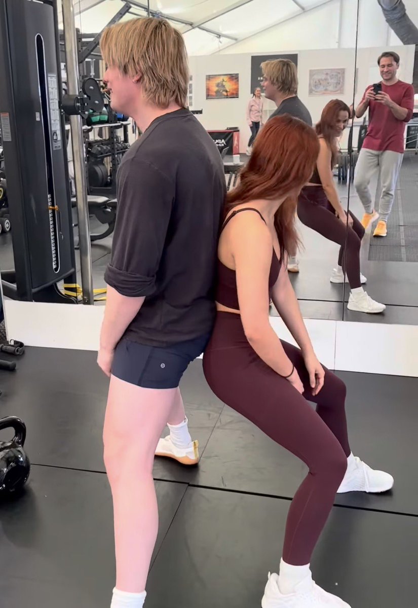 willesblue's tweet photo. O nicholas treinando com um short minúsculo e a camila de calça legging 👏👏 https://t.co/Q33JZMSITj