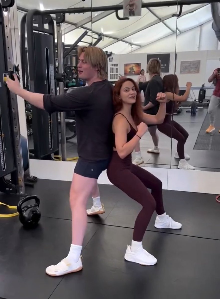 willesblue's tweet photo. O nicholas treinando com um short minúsculo e a camila de calça legging 👏👏 https://t.co/Q33JZMSITj
