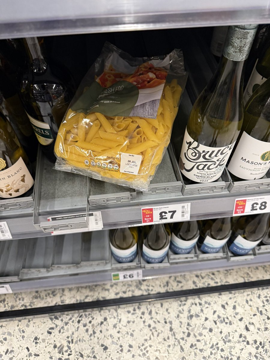 _jamieee__'s tweet photo. Was in Asda earlier and someone make a choice https://t.co/zWoDCx8ojZ