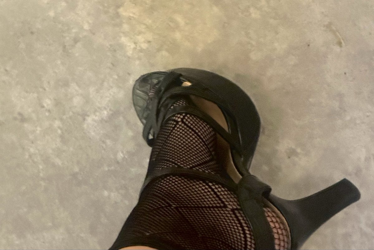 Coco10htn's tweet photo. Gudinnan söker efter nya lojala slavar i Sverige 😈 Tribute är 200kr 😌 Låt oss förstöra losers plånböcker.
Femdom paypig pengaslav https://t.co/TxhPQxw9SM