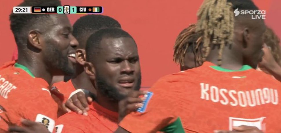 Kenpachi1070's tweet photo. Les allemands qui goûte au coup du marteau de la Côte d’Ivoire 🤣🤣 https://t.co/qKdJr69l0k