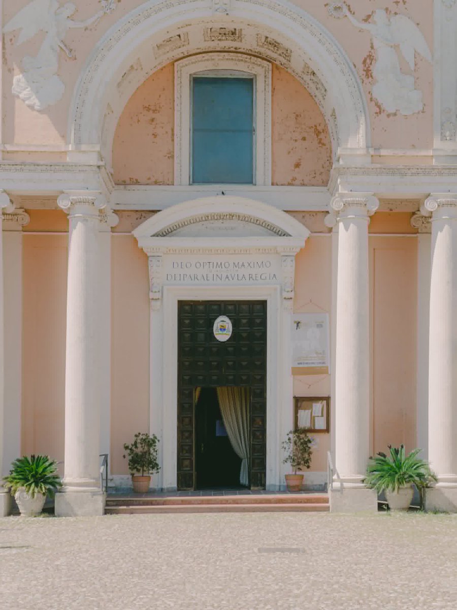 ERTourism's tweet photo. Frozen in time, surrounded by pastel colours and geometric patterns. This is the Sanctuary of Santa Maria in Aula Regia, not far from Comacchio's centre 
Ph. tamaraquadrelli | #inEmiliaRomagna #VisitEmiliaRomagna https://t.co/qrqPy0lRPZ