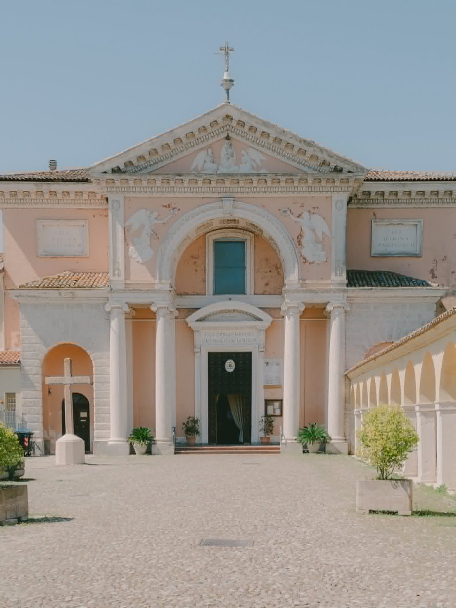 ERTourism's tweet photo. Frozen in time, surrounded by pastel colours and geometric patterns. This is the Sanctuary of Santa Maria in Aula Regia, not far from Comacchio's centre 
Ph. tamaraquadrelli | #inEmiliaRomagna #VisitEmiliaRomagna https://t.co/qrqPy0lRPZ