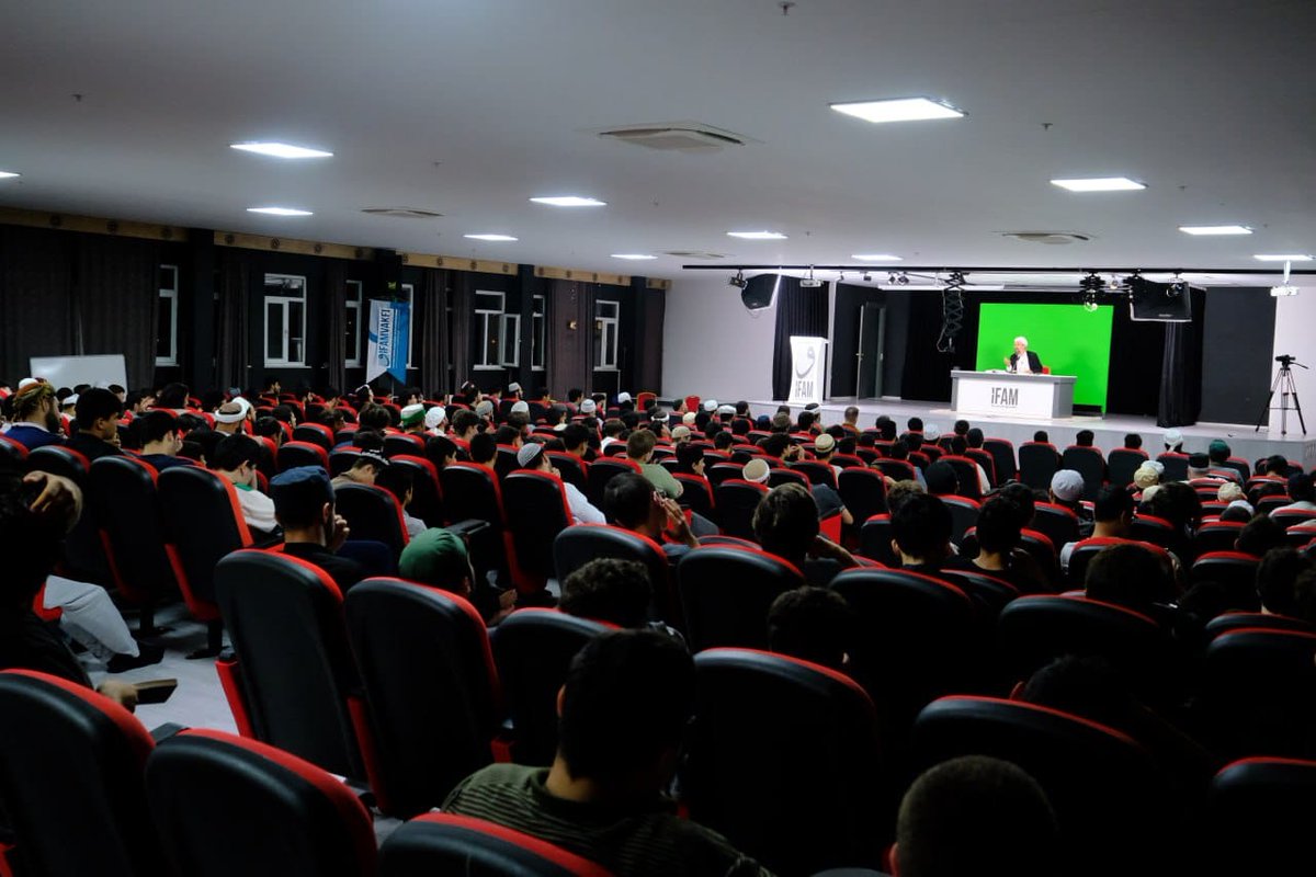 ihsanhocaresmi's tweet photo. Bu haftaki Hadis, Tefsir ve Mektubat sohbetlerimizde sırasıyla kardeşlik ufkunu, uluslararası ilişkilerin Müslümanların hukukunu koruyacak esaslar bağlamında inşasını ve biri cennete, diğeri ise şehvete mağlubiyete götüren iki farklı dünya algısını konuştuk. Allah Teâlâ bizleri İslam'a göre bir dünya kurma noktasında muvaffak eylesin!