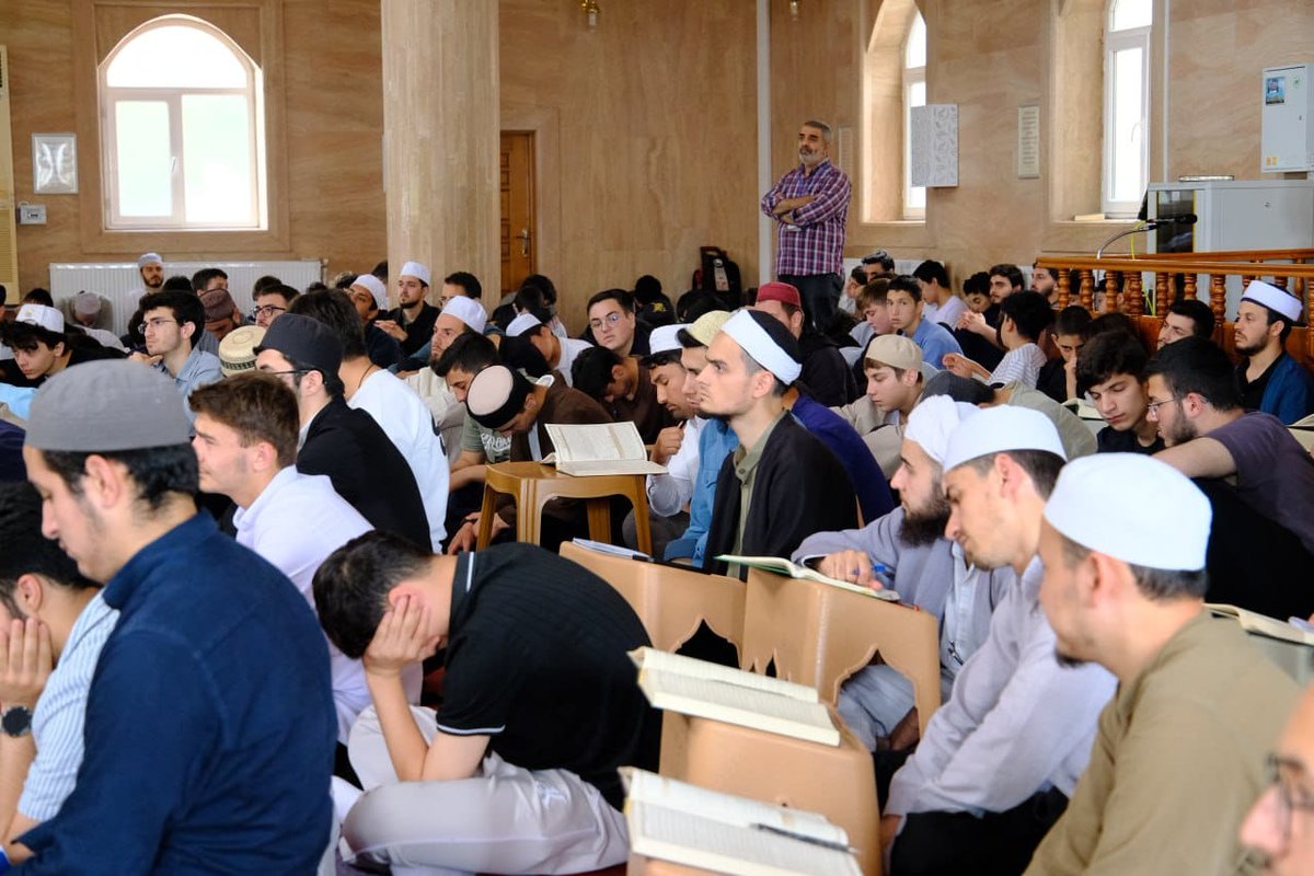 ihsanhocaresmi's tweet photo. Bu haftaki Hadis, Tefsir ve Mektubat sohbetlerimizde sırasıyla kardeşlik ufkunu, uluslararası ilişkilerin Müslümanların hukukunu koruyacak esaslar bağlamında inşasını ve biri cennete, diğeri ise şehvete mağlubiyete götüren iki farklı dünya algısını konuştuk. Allah Teâlâ bizleri İslam'a göre bir dünya kurma noktasında muvaffak eylesin!