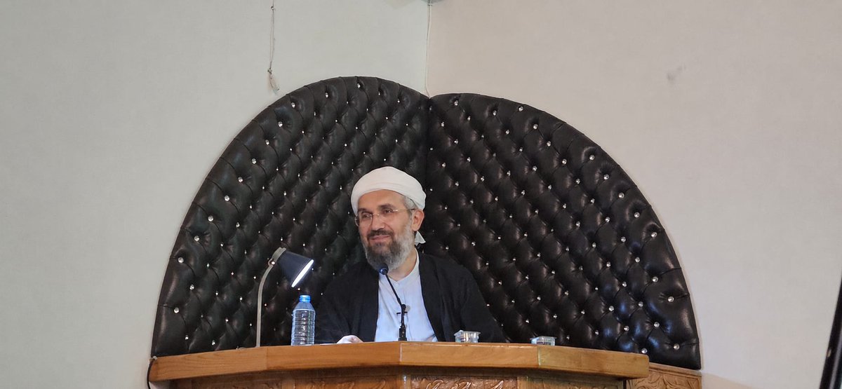 ihsanhocaresmi's tweet photo. Bu haftaki Hadis, Tefsir ve Mektubat sohbetlerimizde sırasıyla kardeşlik ufkunu, uluslararası ilişkilerin Müslümanların hukukunu koruyacak esaslar bağlamında inşasını ve biri cennete, diğeri ise şehvete mağlubiyete götüren iki farklı dünya algısını konuştuk. Allah Teâlâ bizleri İslam'a göre bir dünya kurma noktasında muvaffak eylesin!