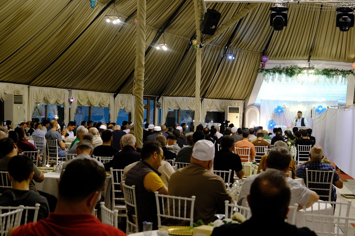 ihsanhocaresmi's tweet photo. Bu haftaki Hadis, Tefsir ve Mektubat sohbetlerimizde sırasıyla kardeşlik ufkunu, uluslararası ilişkilerin Müslümanların hukukunu koruyacak esaslar bağlamında inşasını ve biri cennete, diğeri ise şehvete mağlubiyete götüren iki farklı dünya algısını konuştuk. Allah Teâlâ bizleri İslam'a göre bir dünya kurma noktasında muvaffak eylesin!
