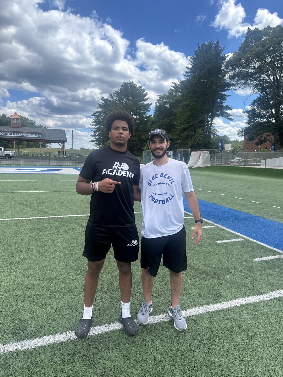 ZellLouis's tweet photo. Had a great day at the ccsu camp today thank you to @CoachCBlueDevil for the work and getting me better!

@Coach_Gel @CoachLecht  @KyleHolt21 
@JoshAlaeze @TheAVOAcademy_ https://t.co/3giz2ztcy0