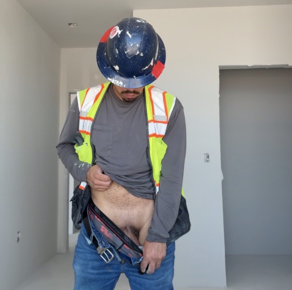 donkeymoney006's tweet photo. I’m always horny at work , but how can I not with so many fine papas around the site.. let’s not start with one of my many fantasies 🤌🏽🫢✨🌵 #Bluecollar #Gay #Constraction #1stxPost https://t.co/PcybjHgLqy