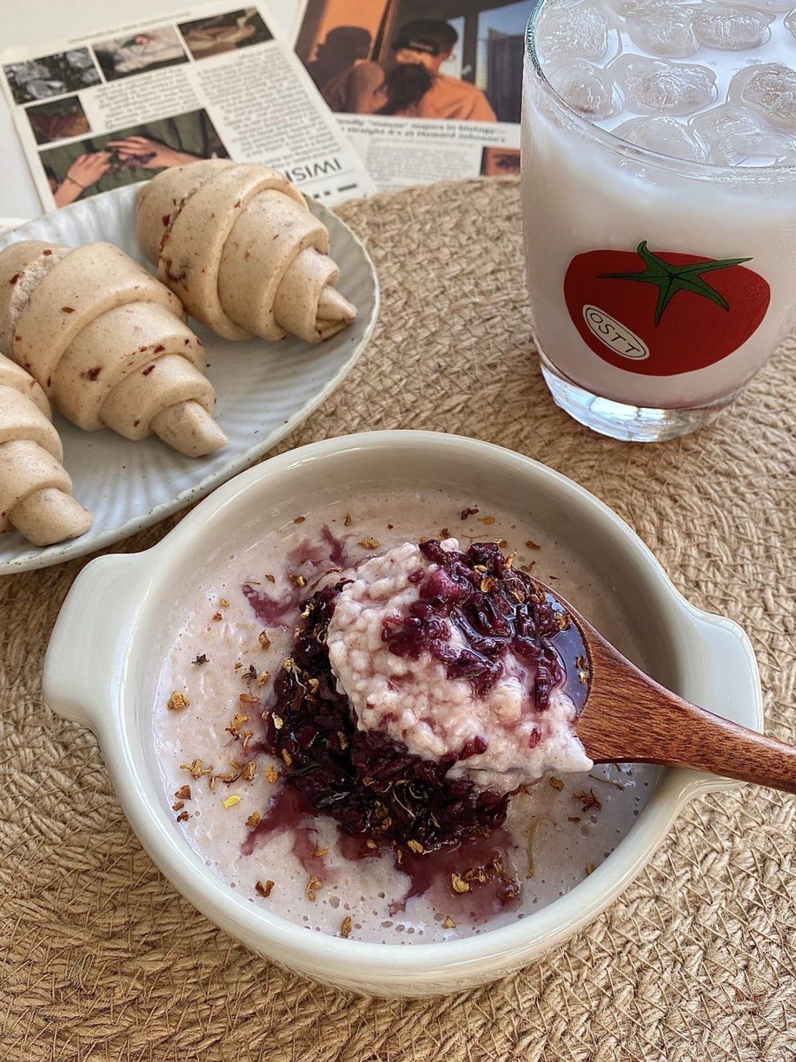 DeZileR's tweet photo. Nothing beats a quick, cozy homemade oatmeal with fresh berries for a chill weekday breakfast https://t.co/Eql7Gz3vgO