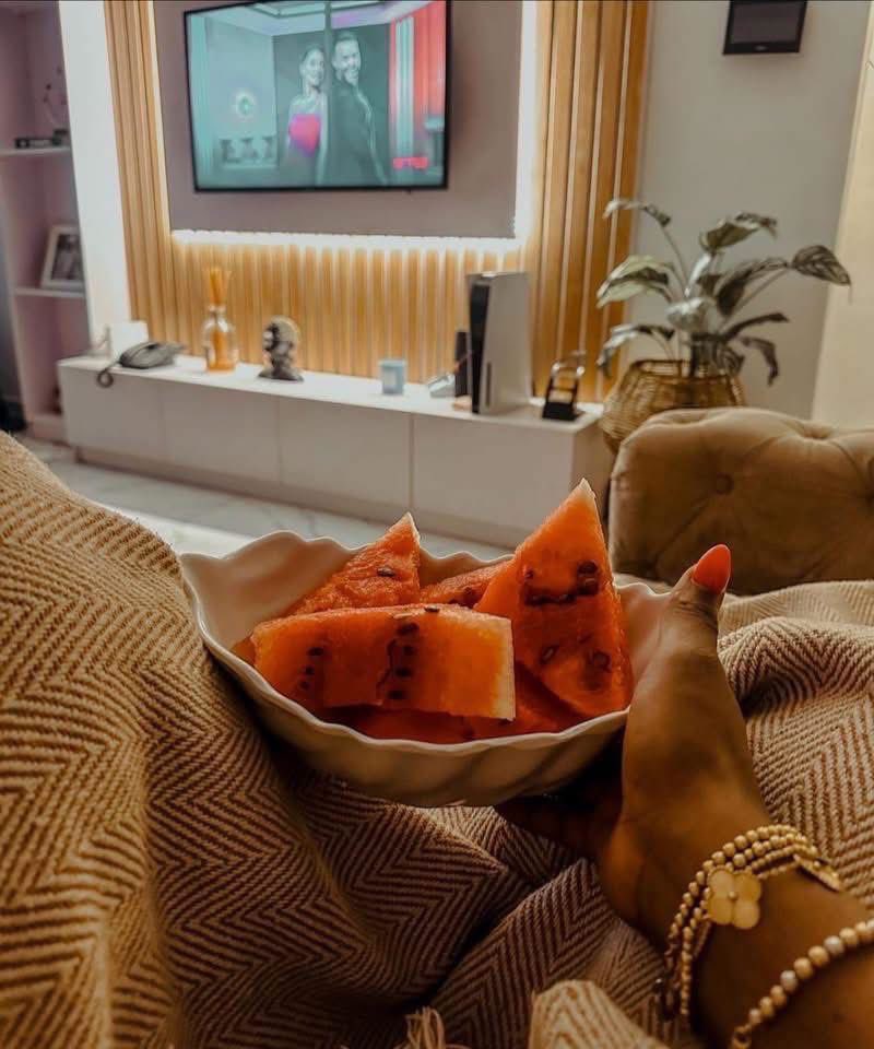 juliethardt's tweet photo. I be so happy to stay in the house,watch my movies, eat &amp; relax 🏡✨🫧🍕🧘🏾‍♀️my typa carrying on 😌 Homebody at its finest 😘 https://t.co/3D7Tpt1t4a
