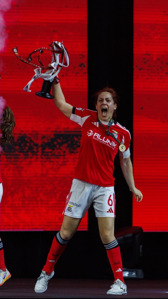 souooliveirawdd's tweet photo. Inês Fernandes 🇵🇹❤️

Ao longo destes anos de águia ao peito construíste um percurso que fica marcado para sempre na história do clube:

🏆 8 Campeonatos Nacionais
🏆 10 Taças de Portugal
🏆 3 Taças da Liga
🏆 9 Supertaças
🏆 1 Taça Nacional
🏆 1 Women’s Futsal European Championship

Mas mais do que todos os troféus, fica a tua entrega, o teu compromisso e a forma como sempre honraste este clube. Jogadoras passam, mas há nomes que ficam eternamente ligados à grandeza do clube.

Este campeonato conquistado tem muito de ti, da tua história e de tudo o que deste para ajudar a construir este Benfica vencedor.

Obrigado por tudo, Inês.
Este título também é teu. Para sempre uma de nós. ❤️🦅