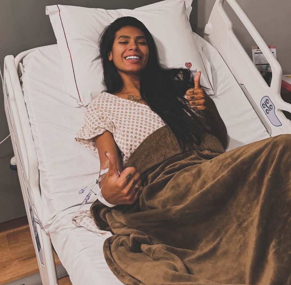centralreality's tweet photo. Pocah faz cirurgia às pressas após dor em região íntima. A cantora revelou ter tido bartolinite, uma inflamação na glândula responsável pela lubrificação da região íntima. https://t.co/LtBGcLqYO5
