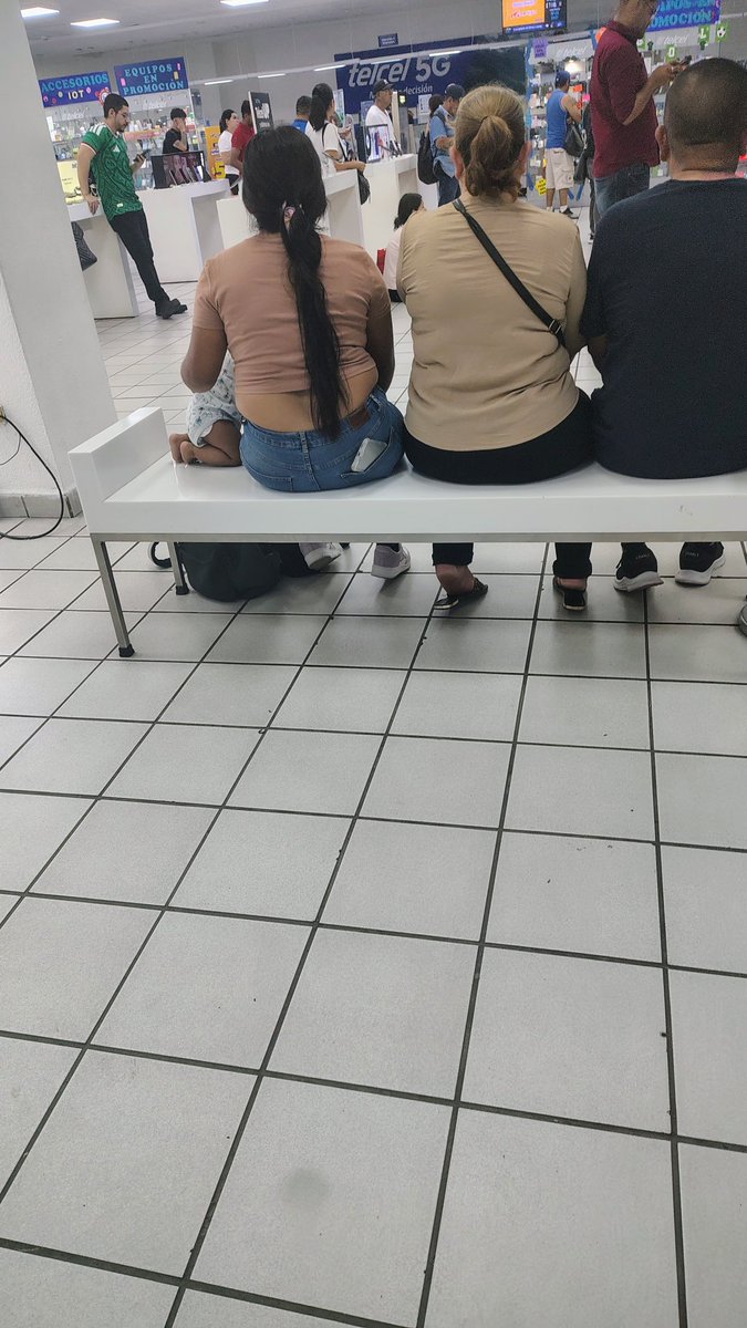 _gerardocm's tweet photo. @Telcel @ServicioTelcel Así se llenó, por qué? Por los asesores no atienden a la fila, atienden a la gente que le llevan los vendedores, en esta sucursal de #OPPO y #NUBIA. Así que oportunidad de avanzar, fácil ya hay unos 30 personas que se han acumulado y han adelantado 5 compradores. https://t.co/2PopgjXDjC