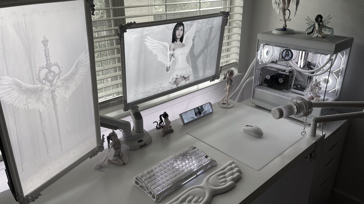 zombonni's tweet photo. #whitesetup #desksetup https://t.co/BlxxSCkzpw