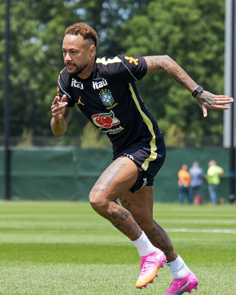 SantosFC's tweet photo. Iniciando a preparação para o jogo decisivo do grupo. Vai pra cima deles, Neymar Jr! 🇧🇷

📸 Nelson Terme / CBF https://t.co/xT2tacwDKe