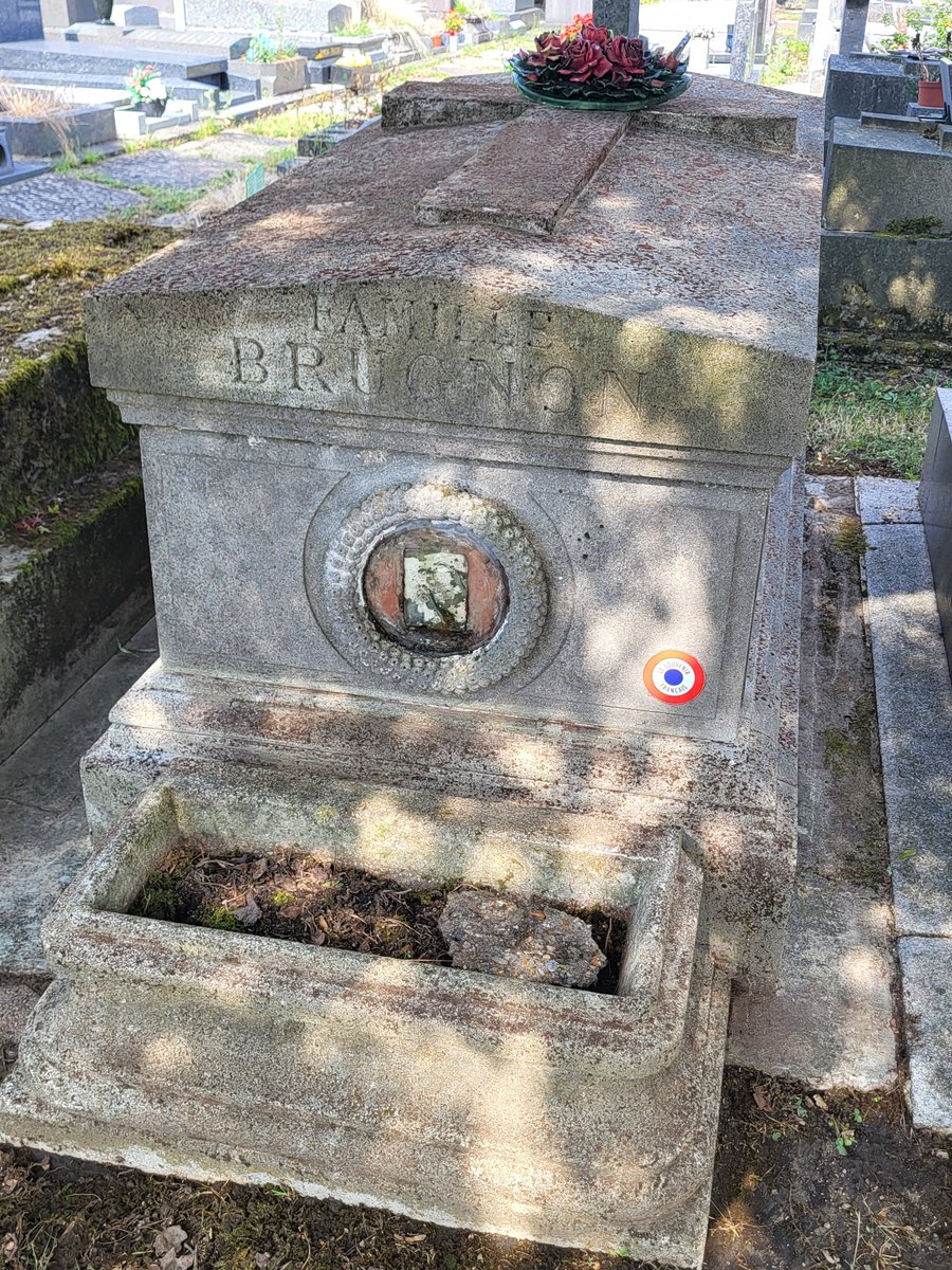 francais70446's tweet photo. Une équipe de courageux bénévoles de notre comité a affronté la fournaise afin de relancer la mission première de notre association : l'entretien des tombes des Morts pour la France. 11 tombes du cimetière communal ont donc été visitées et celles qui en avaient besoin ont été ⤵️ https://t.co/HrtANeBm5M